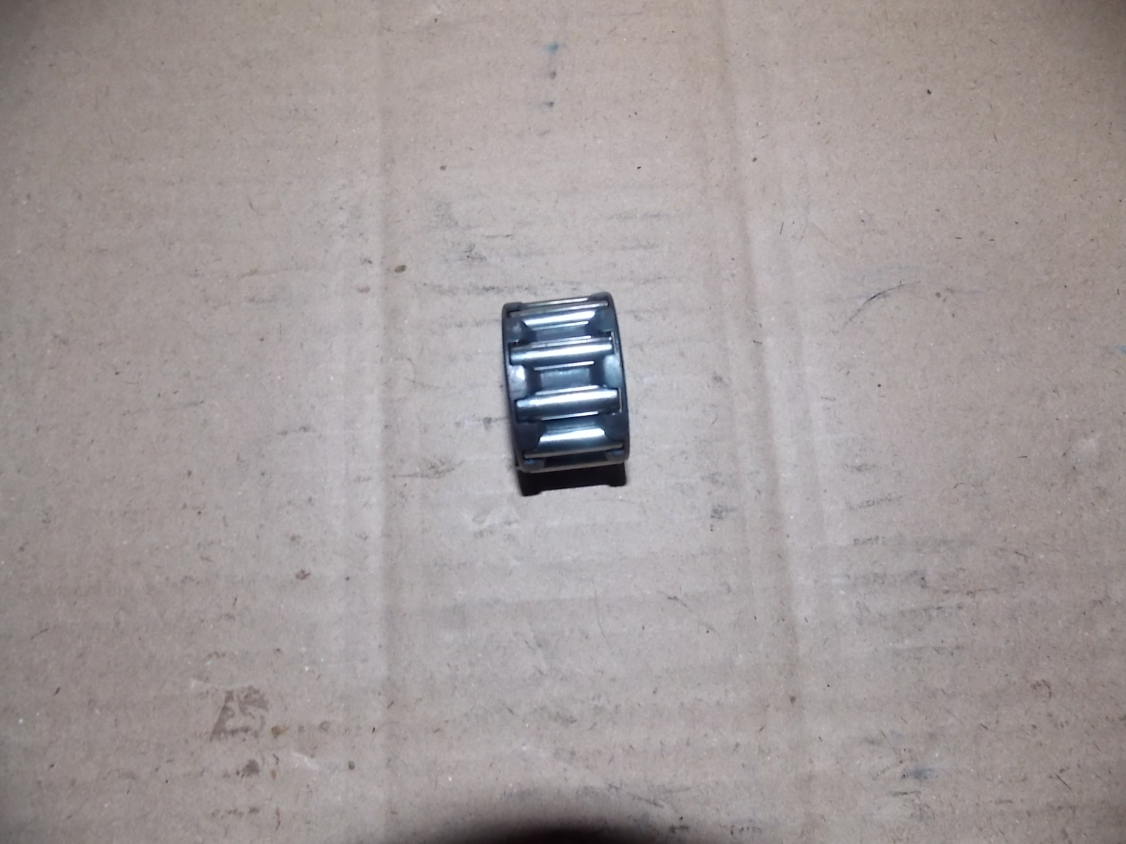 Роликовый подшипник между двумя валами-1