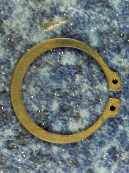 Стопорное кольцо переднего подшипника промежуточного вала