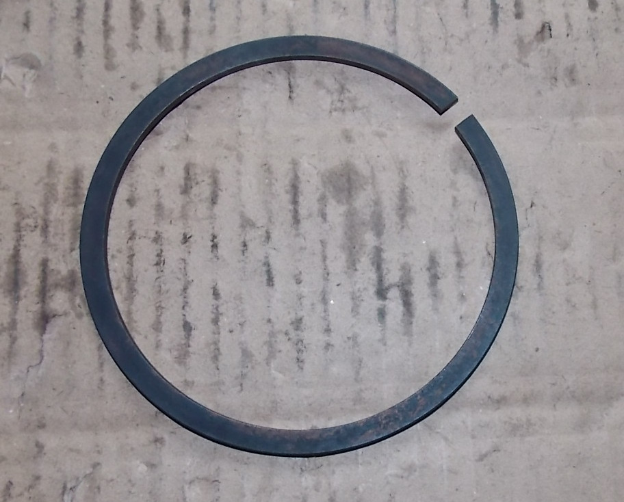 Стопорное кольцо заднего подшипника двухосной оси
