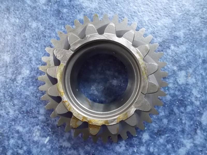 Вторая ось с четырьмя зубьями шестерни