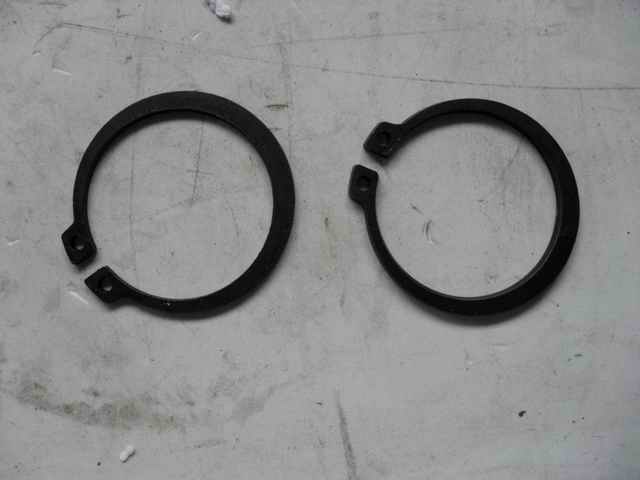 Elastic retaining ring for shafts-two axes