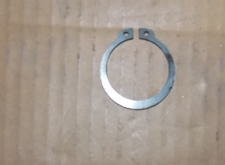 Elastic retaining ring for bearings; front of two shafts