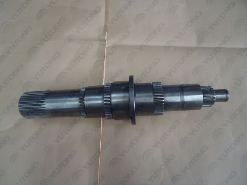 Двухосный; оснащен концевым болтом вала М 14