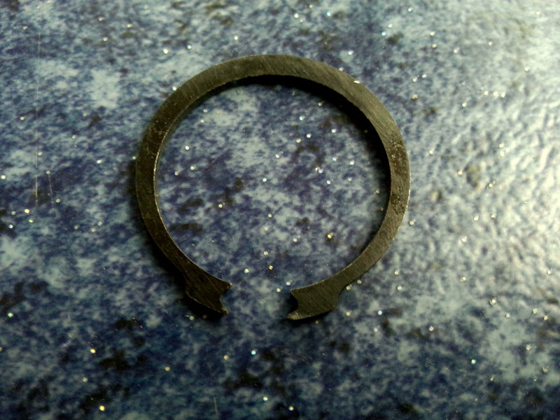 Стопорное кольцо синхронизатора третьей и четвёртой передач.