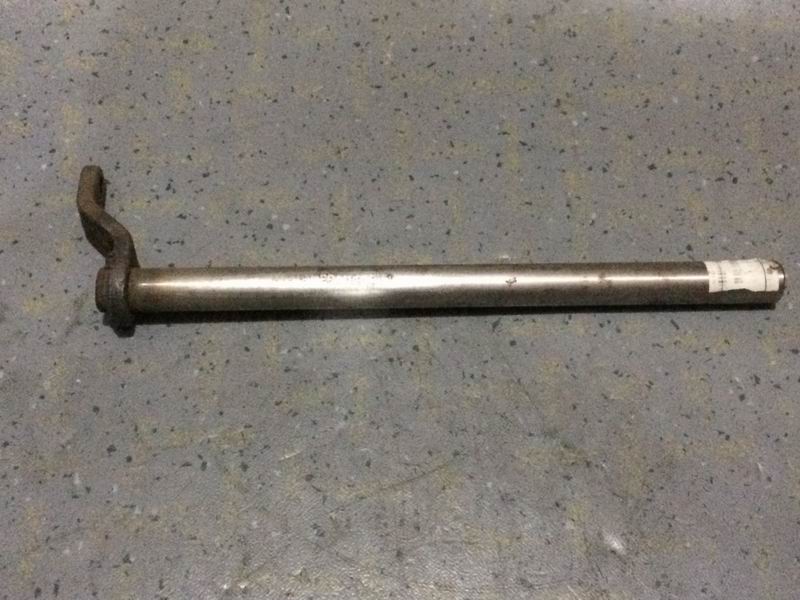 Вал вилки отделения сцепления с разделительным поперечным рычагом в сборе-1