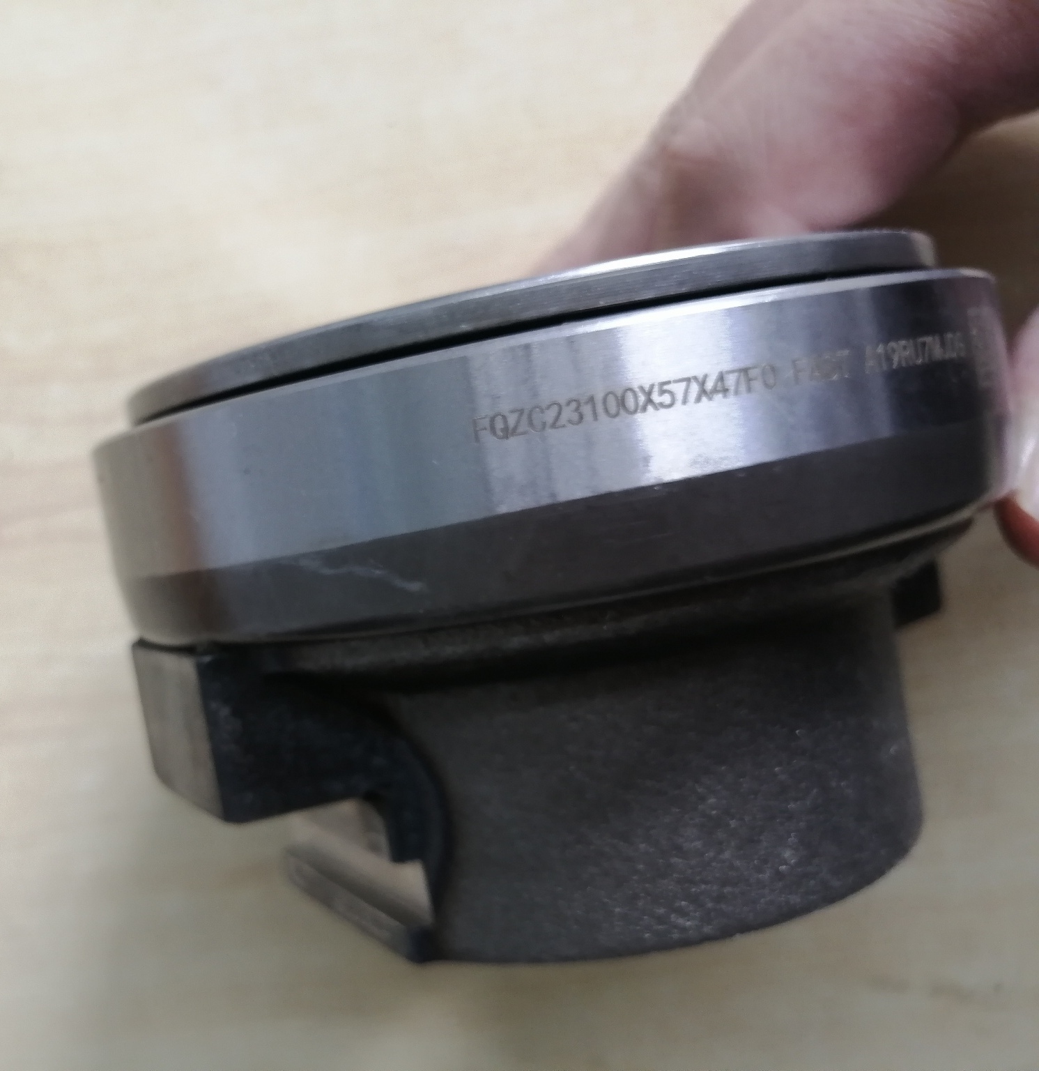 Clutch separation bearing assembly; maintenance-free