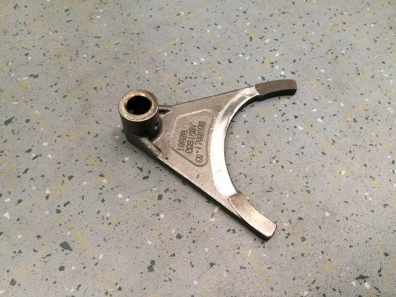 Reverse gear shift fork; the opening distance of the fork foot is 140