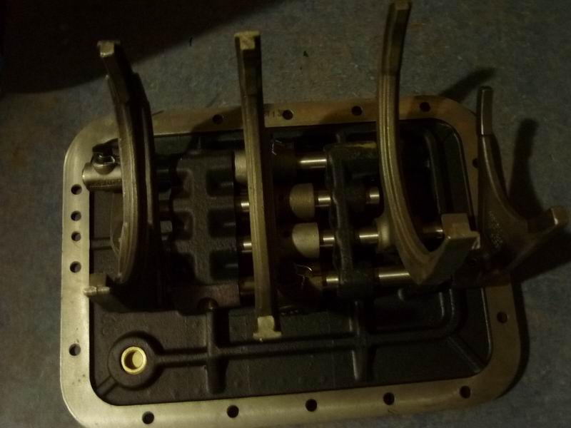 Transmission upper cover assembly; reverse gear fork foot opening distance 140-2
