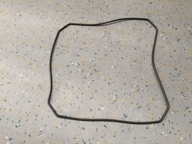 Sealing gasket; use at the cover
