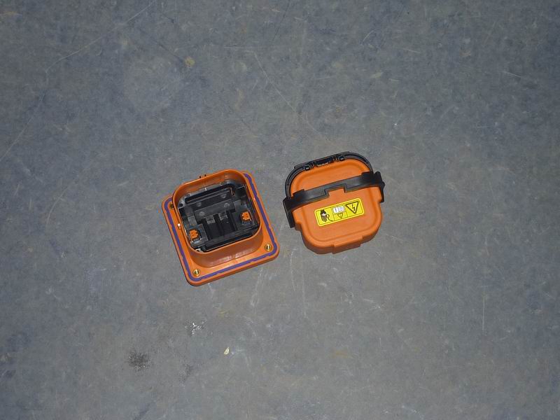 Plug-in power battery system quick breaker