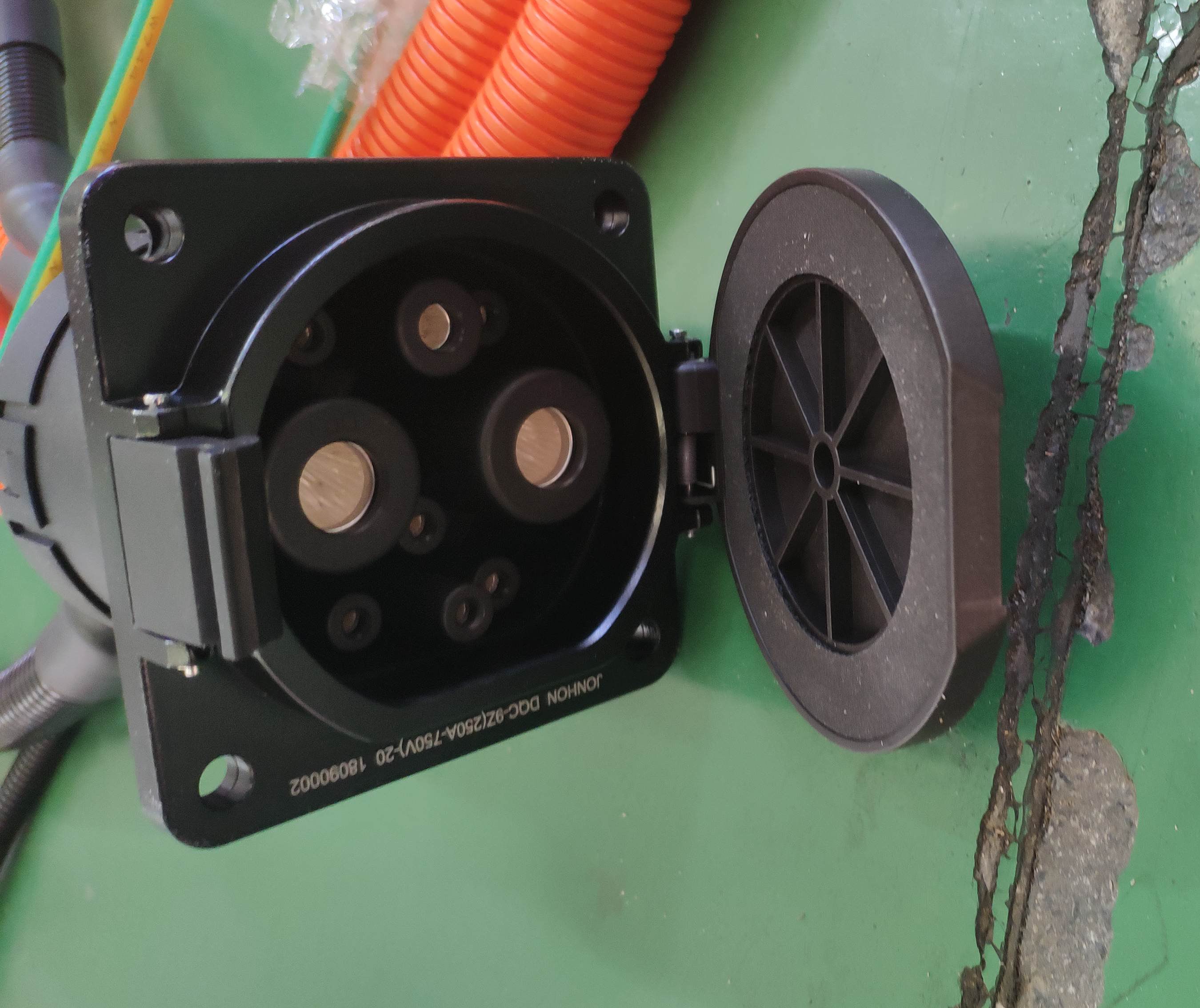 Разъем для зарядки постоянного тока-1