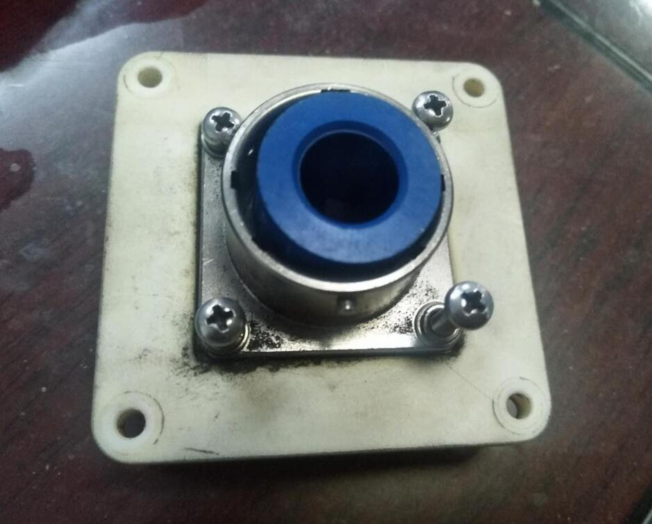 Manual quick breaker socket