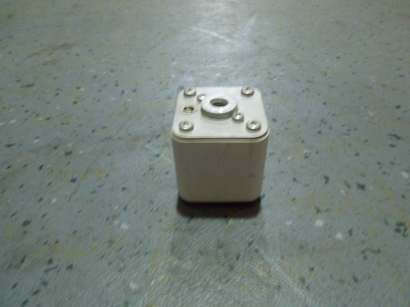 Manual repair of switch fuse; 400A