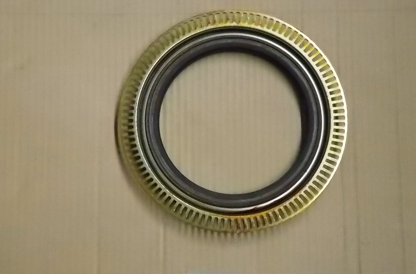 Наружное уплотнение вала на обоих концах задней оси