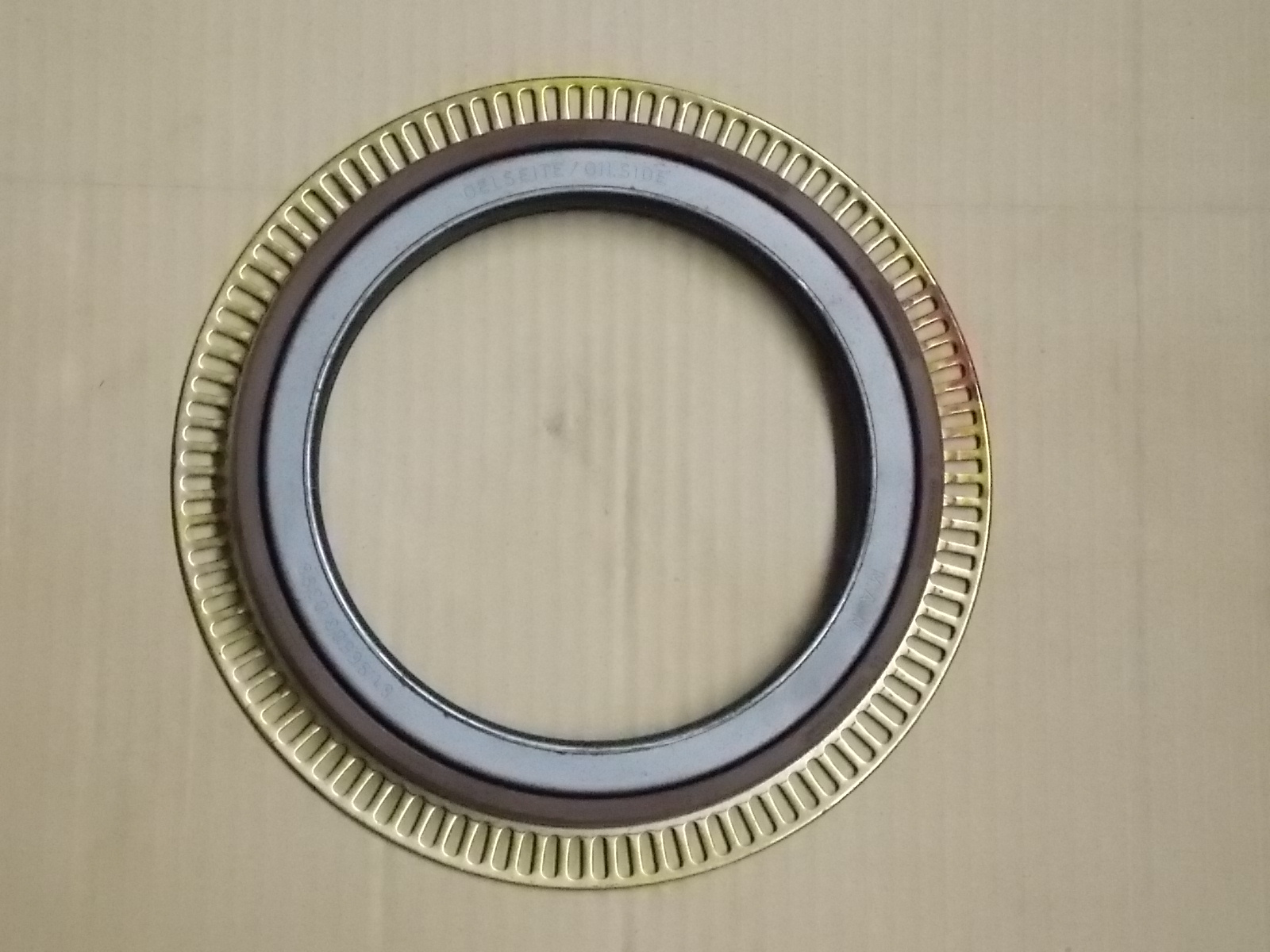 Наружное уплотнение вала на обоих концах задней оси-1