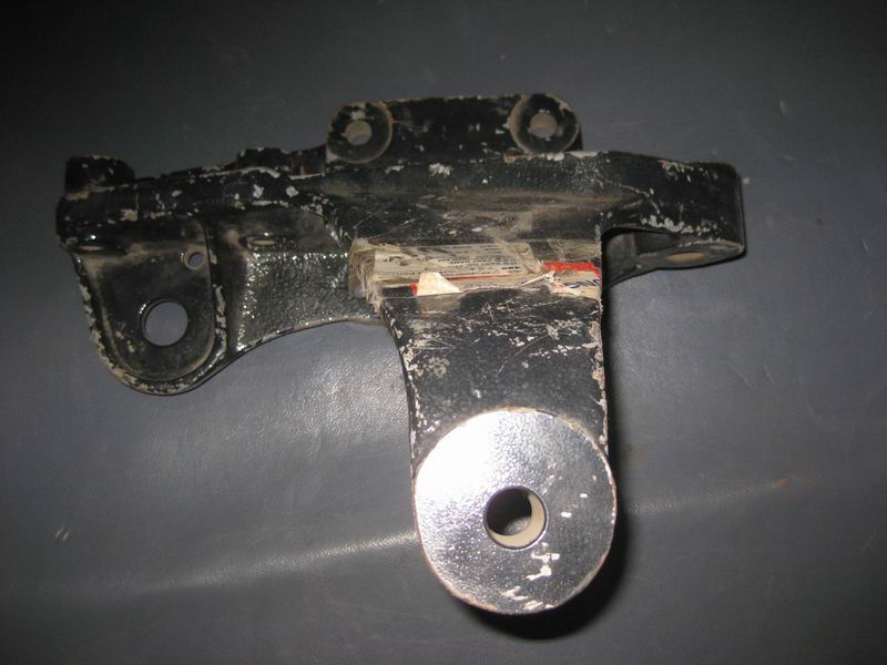 Front right airbag lower bracket