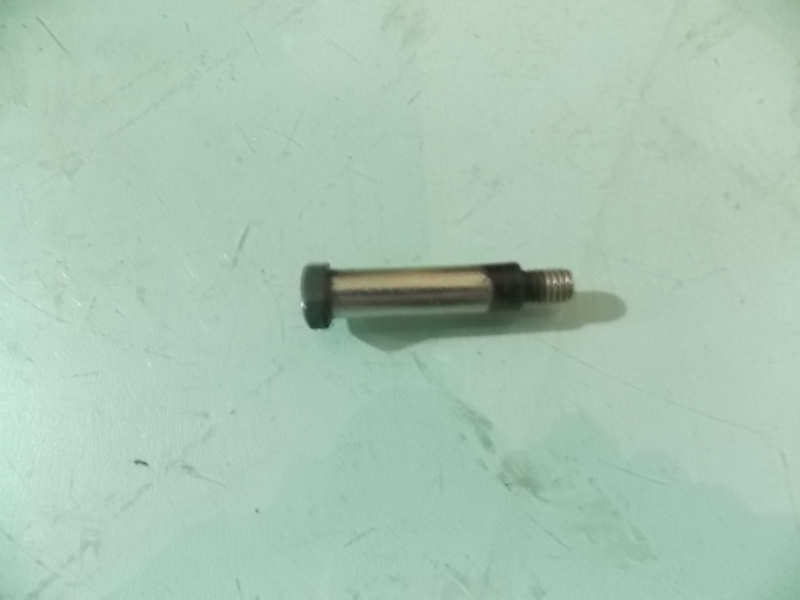Screw plug-oil drain hole