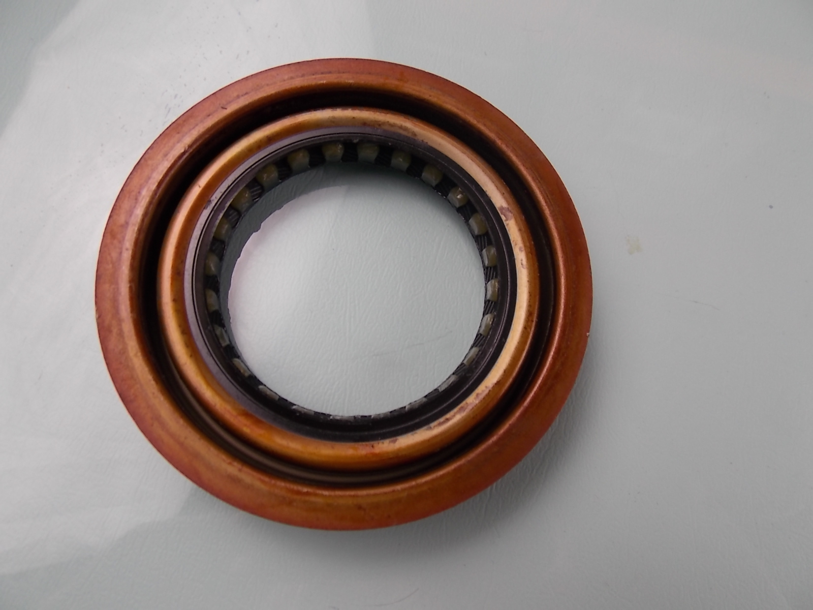 Активный сальник конической передачи