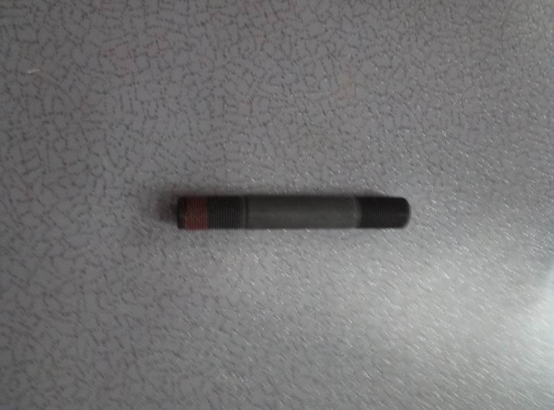 Болты крепления крышки подшипника; двусторонние болты