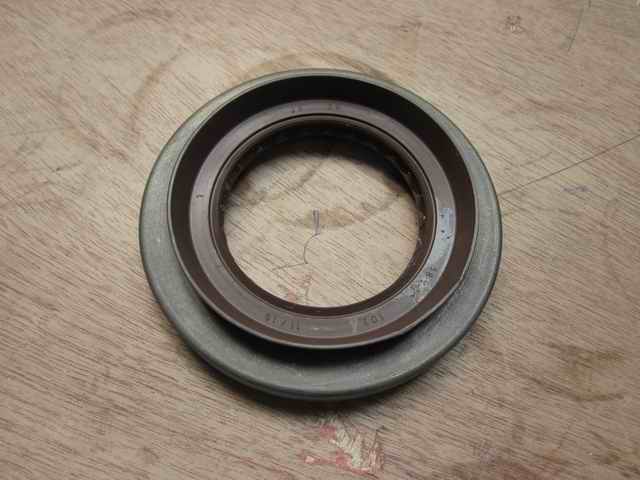 Active bevel gear oil seal
