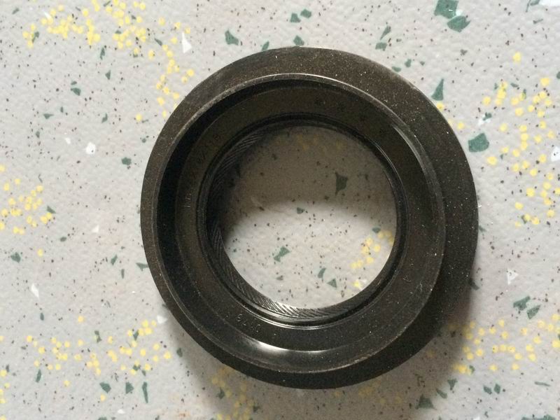 Active bevel gear oil seal