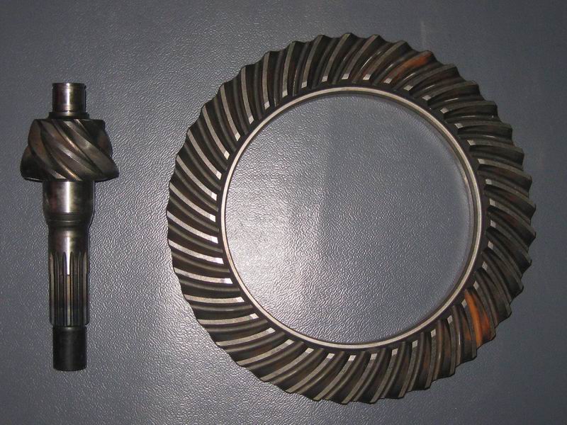 Main driven bevel gear (I=5.857)