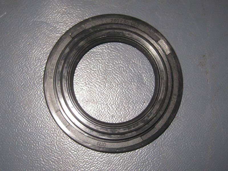 Active bevel gear oil seal
