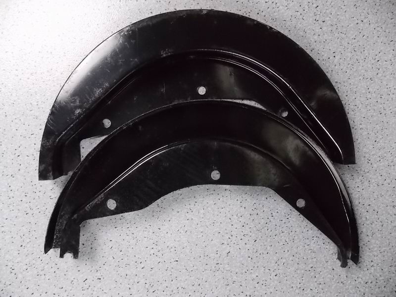 Тормозной пыльник; содержит две верхние и нижние части