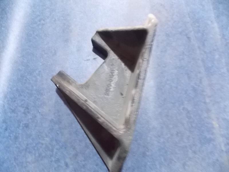 Задний кронштейн V-образной тяги (правый); без краски