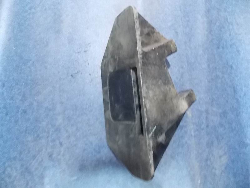 Задний кронштейн V-образной тяги (правый); без краски-1