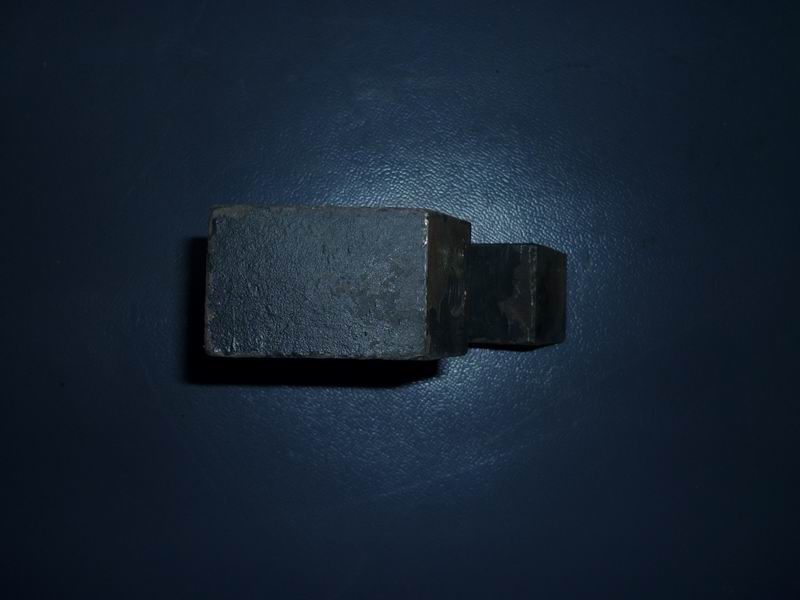 Левая задняя V-образная опора опорной тяги-1