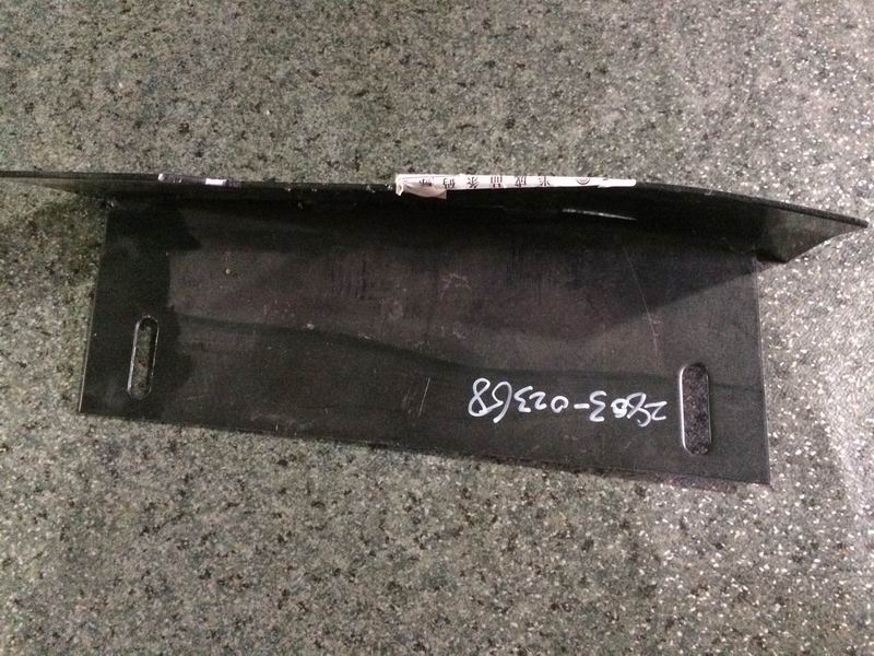 The right-hand connecting plate on the bumper (mark lamp hole)