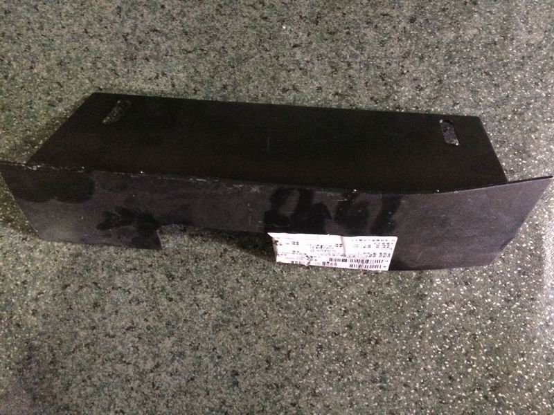 The right-hand connecting plate on the bumper (mark lamp hole)-1