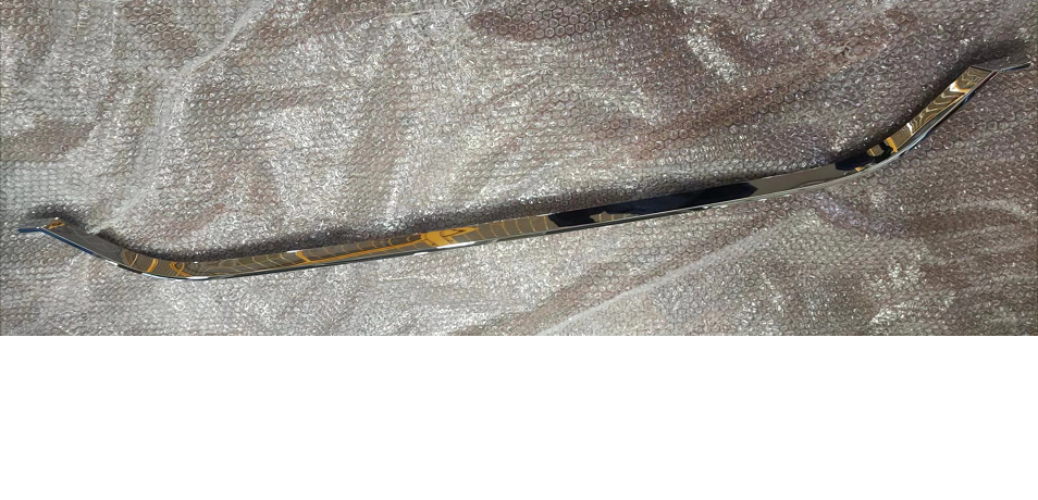 U-образные хромированные полоски посередине переднего бампера.