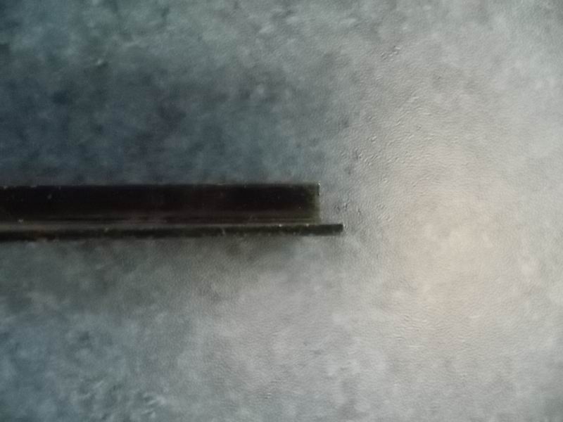 Задняя страховая табличка справа посередине задней страховки (послепродажные материалы)-1