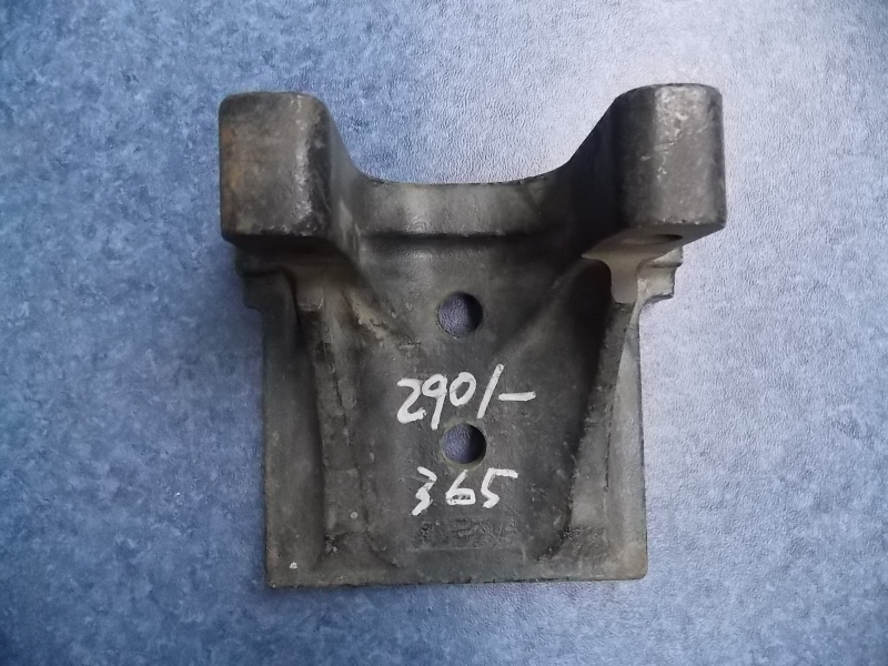 Thrust rod bracket, front suspension, 115, M17