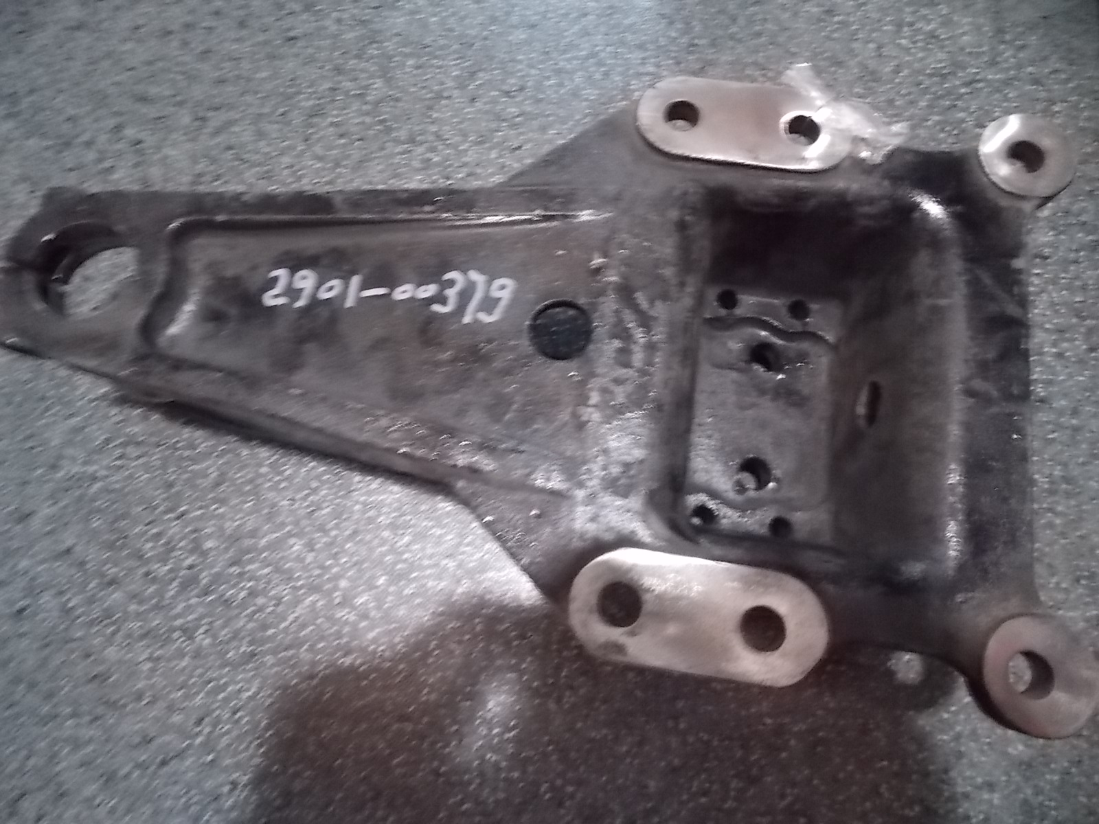 D Кронштейн направляющего рычага; без краски