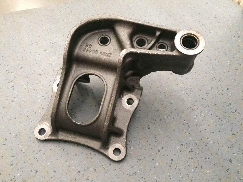 Крепежный кронштейн листовой рессоры Φ 30-90 (левый); без краски-3