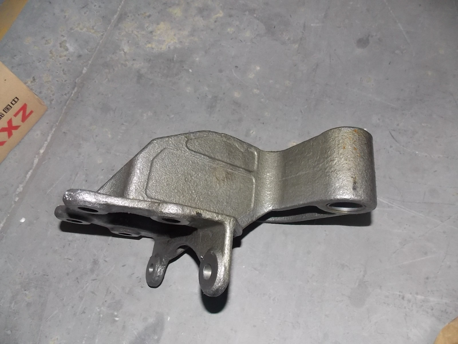 Leaf spring fixing bracket (left) Φ30-75 (20 processes); without paint