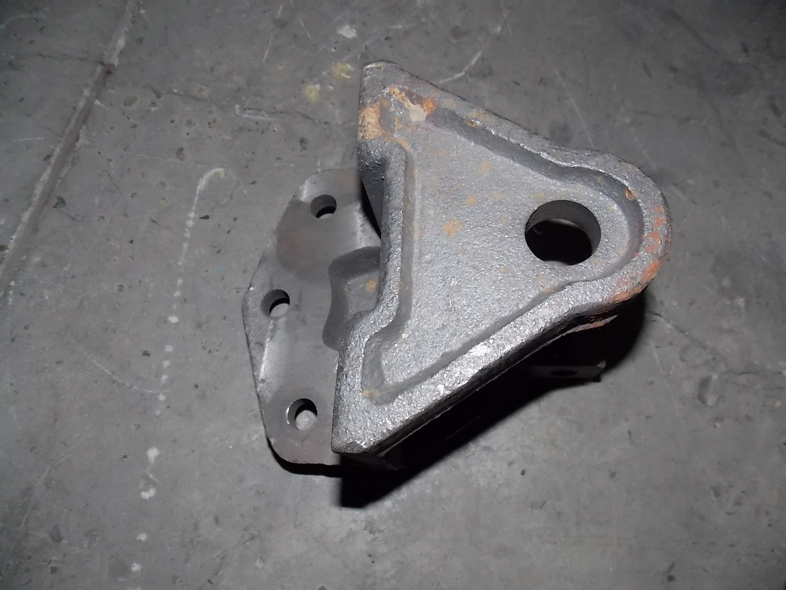 Front spring fixing bracket