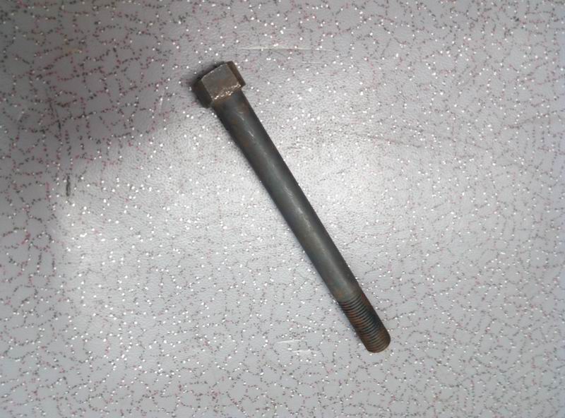 Центральный болт передней стальной пластины