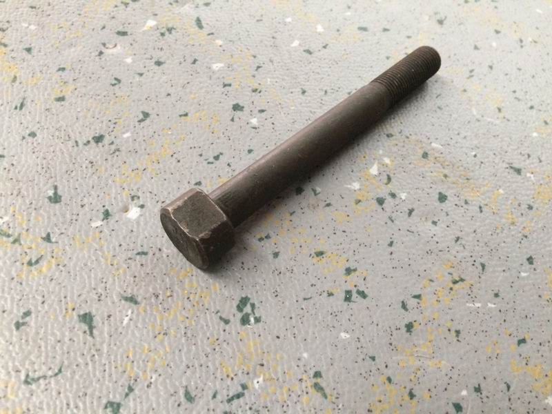 Центральный болт стальной листовой рессоры