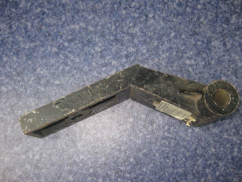 D (Возврат)Нижний кронштейн переднего амортизатора-1