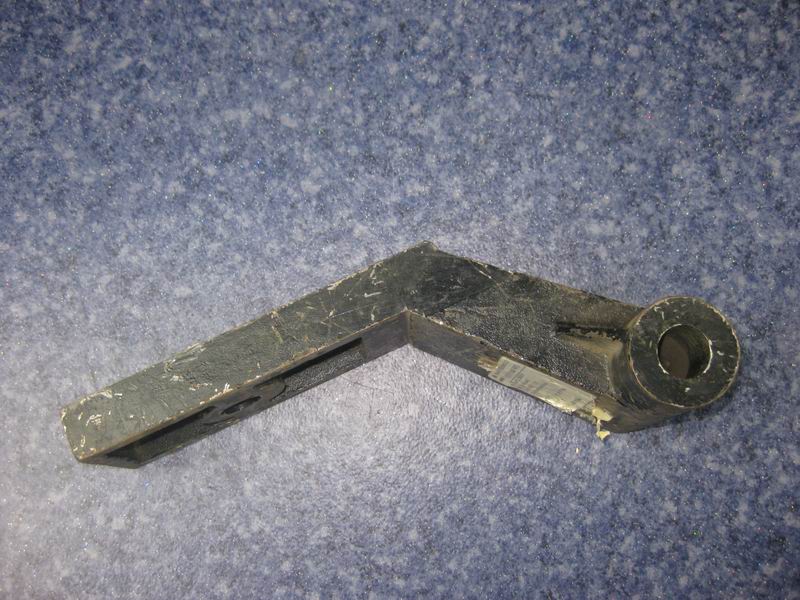 D (Возврат)Нижний кронштейн переднего амортизатора-2