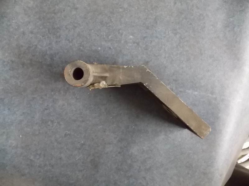 D (Return) Right bracket of front shock absorber