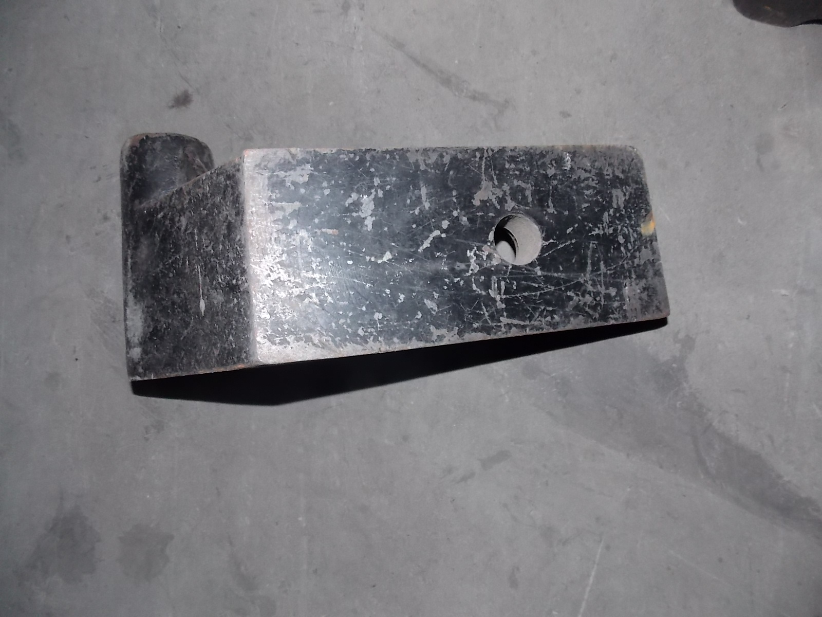 Front shock absorber lower bracket (left)