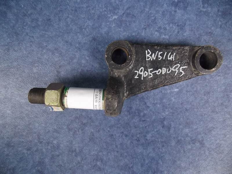 Нижний кронштейн переднего амортизатора левый