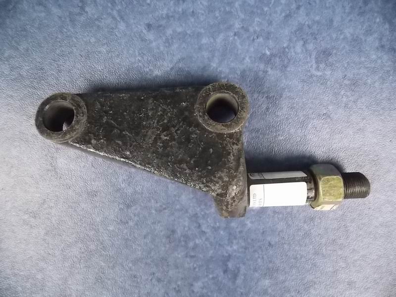 Нижний кронштейн переднего амортизатора левый-1