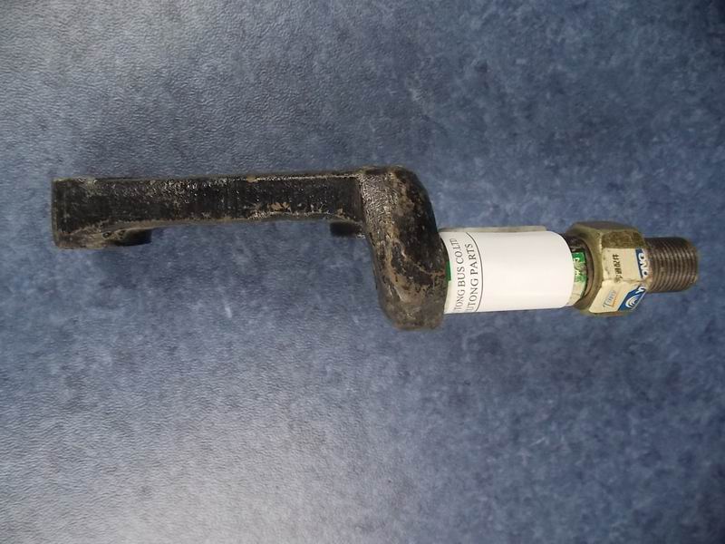 Нижний кронштейн переднего амортизатора левый-2