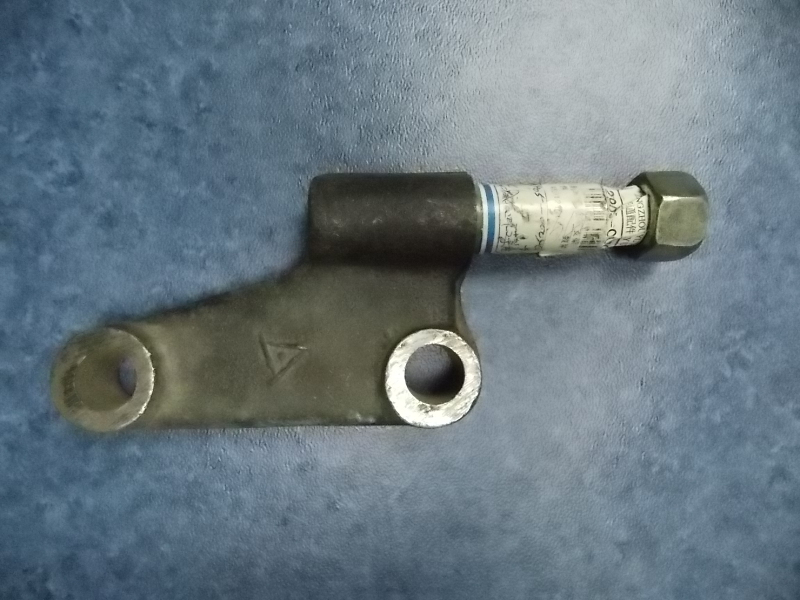 Нижний кронштейн переднего амортизатора (левый)